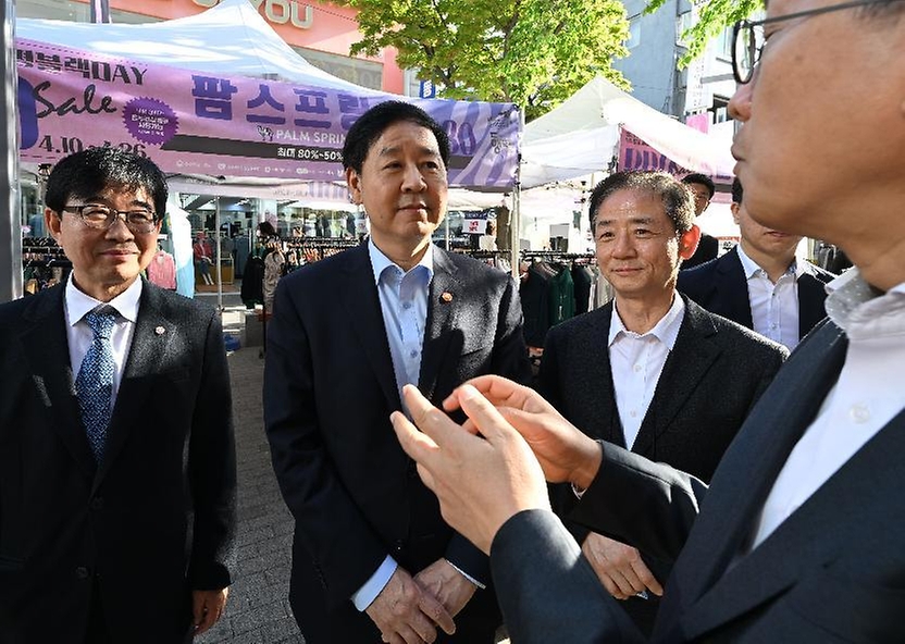 구윤철 부총리 겸 재정경제부 장관이 4월 24일 오후 중동전쟁으로 어려움을 겪고 있는 중소·소상공인 매출 촉진을 위한 동행축제(4.11.-5.10.) 홍보하고자 인천 부평 문화의 거리를 현장 방문, 판매점 사장님과 대화하며 상품설명과 함께 애로사항을 청취하고 있다.