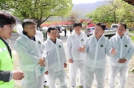 이승돈 농촌진흥청장이 4월 22일 경북 영주시 풍기읍 사과 과수원을 찾아 과수화상병 예방을 위한 개화기 약제 방제 상황을 살피고, 영주시농업기술센터의 과수화상병 예찰·방제 계획을 들은 후 현장 관계자들을 격려하고 있다.