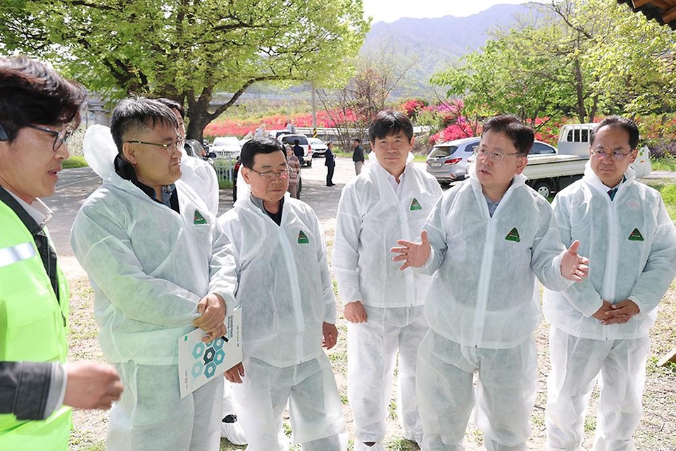 이승돈 농촌진흥청장이 4월 22일 경북 영주시 풍기읍 사과 과수원을 찾아 과수화상병 예방을 위한 개화기 약제 방제 상황을 살피고, 영주시농업기술센터의 과수화상병 예찰·방제 계획을 들은 후 현장 관계자들을 격려하고 있다.