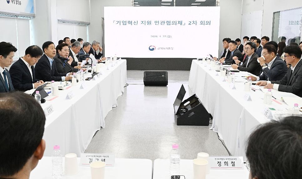 구윤철 부총리 겸 재정경제부 장관이 4월 27일 청주시 오송 바이오밸리 이니스트에스티에서 열린 '기업혁신 지원 현장방문 및 민관협의체 제2차 회의'에 참석, 간담회에서 인사말을 하고 있다.