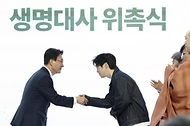 김민석 국무총리가 4월 24일 청계광장에서 열린 천명지킴 발대식에서 생명대사들을 위촉하고 기념 촬영을 하고 있다.