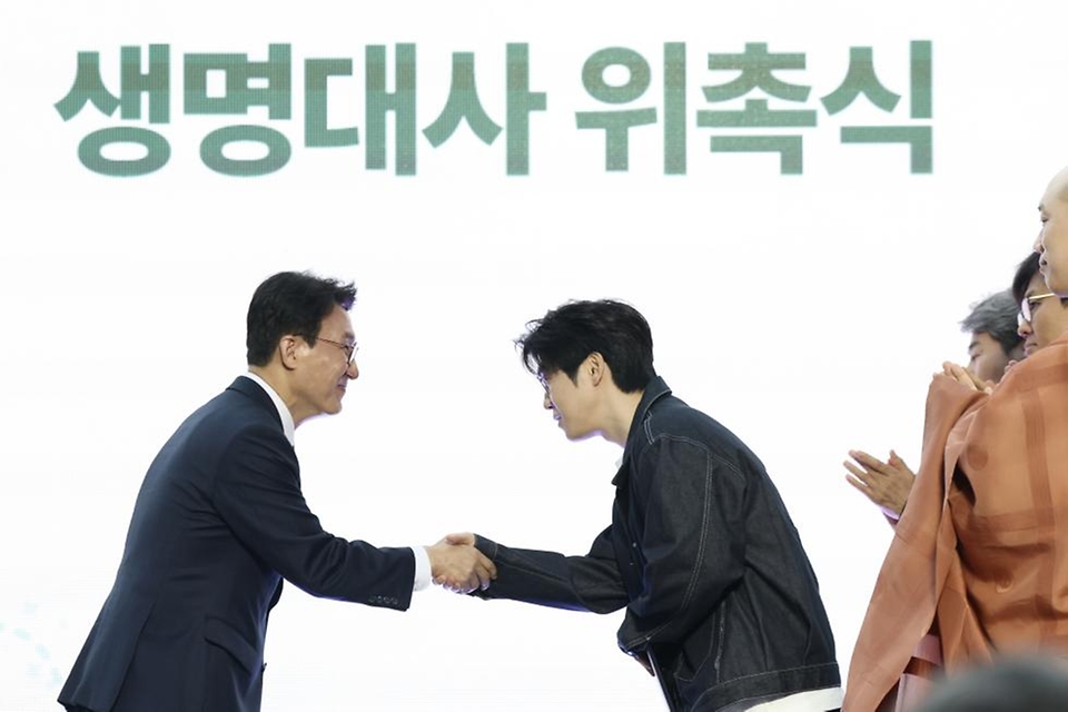 김민석 국무총리가 4월 24일 청계광장에서 열린 천명지킴 발대식에서 생명대사들을 위촉하고 기념 촬영을 하고 있다.