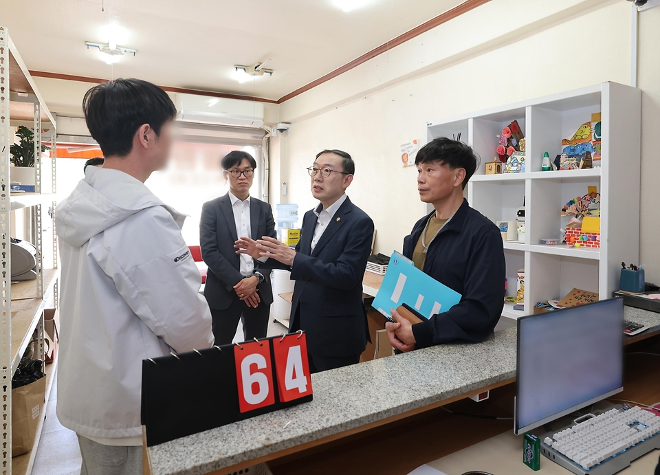 이명구 관세청장이 4월 24일 안산 원곡동 다문화거리 현장을 직접 방문해 환전영업자 검사 과정에 참여하고, 환전업체를 방문, 주요 의무사항을 안내하고 있다.