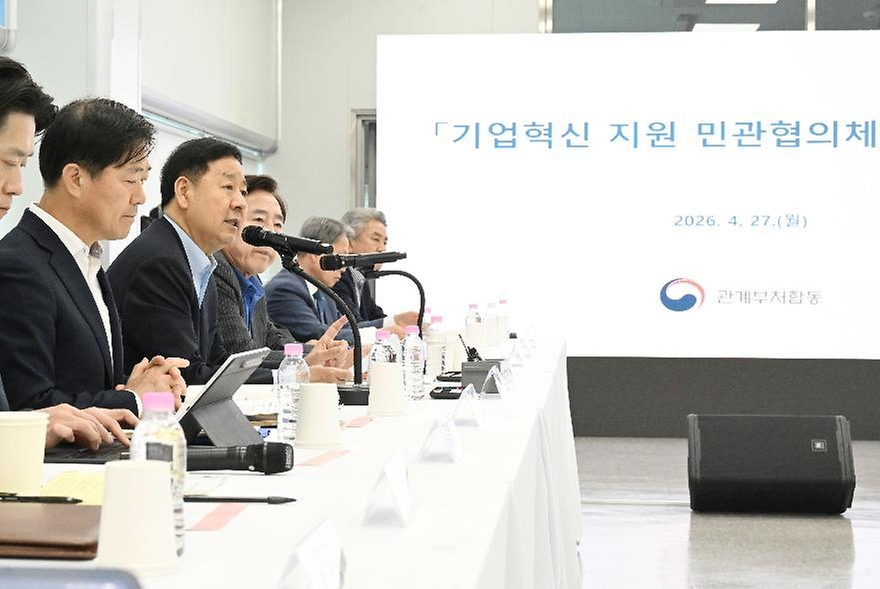 구윤철 부총리 겸 재정경제부 장관이 4월 27일 청주시 오송 바이오밸리 이니스트에스티에서 열린 '기업혁신 지원 현장방문 및 민관협의체 제2차 회의'에 참석, 간담회에서 인사말을 하고 있다.