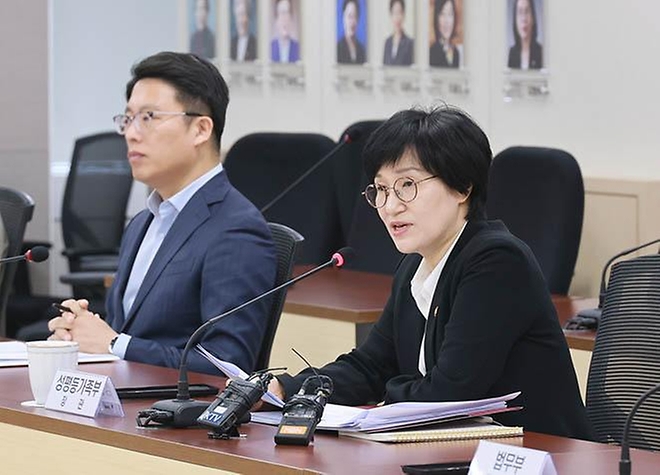 원민경 성평등가족부 장관이 4월 24일 정부서울청사에서 제28차 청소년정책위원회를 개최하고, 형사미성년자(촉법소년) 연령 기준 등 청소년정책 현안에 대해 논의하고 있다.