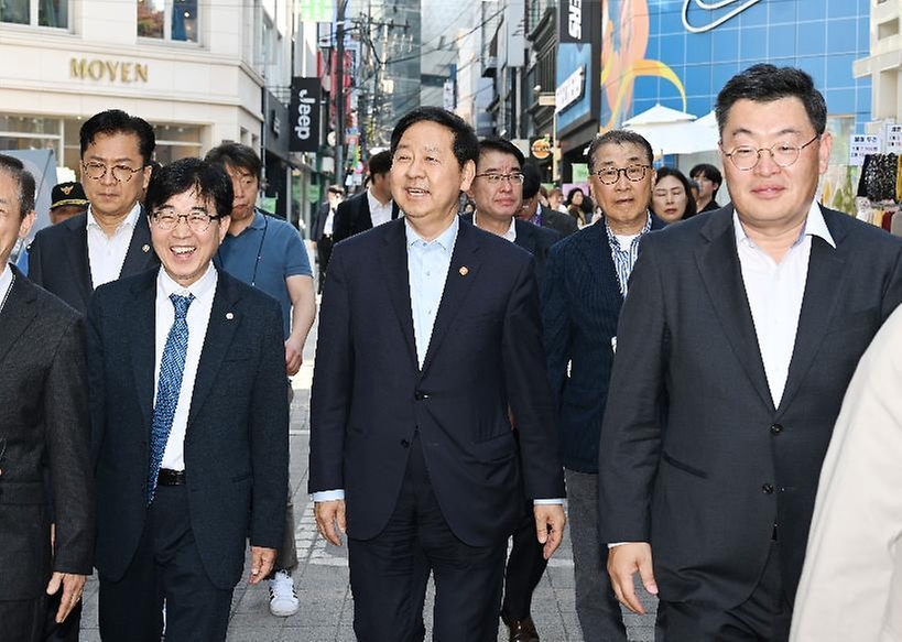 구윤철 부총리 겸 재정경제부 장관이 4월 24일 오후 중동전쟁으로 어려움을 겪고 있는 중소·소상공인 매출 촉진을 위한 동행축제(4.11.-5.10.) 홍보하고자 인천 부평 문화의 거리를 현장 방문, 판매점를 순회하고 있다.