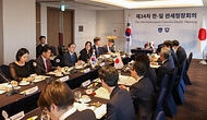 이명구 관세청장이 4월 23일 서울에서 테라오카 미쓰히로(寺岡 光博) 일본 재무성 관세국장과 '제34차 한-일 관세청장 회의'를 개최하고 있다.