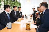 구윤철 부총리 겸 재정경제부 장관이 4월 24일 오후 중동전쟁으로 어려움을 겪고 있는 중소·소상공인 매출 촉진을 위한 동행축제(4.11.-5.10.) 홍보하고자 인천 부평 문화의 거리를 현장 방문, 판매점 사장님과 대화하며 상품설명과 함께 애로사항을 청취하고 있다.