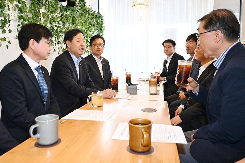 구윤철 부총리 겸 재정경제부 장관이 4월 24일 오후 중동전쟁으로 어려움을 겪고 있는 중소·소상공인 매출 촉진을 위한 동행축제(4.11.-5.10.) 홍보하고자 인천 부평 문화의 거리를 현장 방문, 판매점 사장님과 대화하며 상품설명과 함께 애로사항을 청취하고 있다.