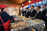 구윤철 부총리 겸 재정경제부 장관이 4월 24일 오후 중동전쟁으로 어려움을 겪고 있는 중소·소상공인 매출 촉진을 위한 동행축제(4.11.-5.10.) 홍보하고자 인천 부평 문화의 거리를 현장 방문, 판매점 사장님과 대화하며 상품설명과 함께 애로사항을 청취하고 있다.