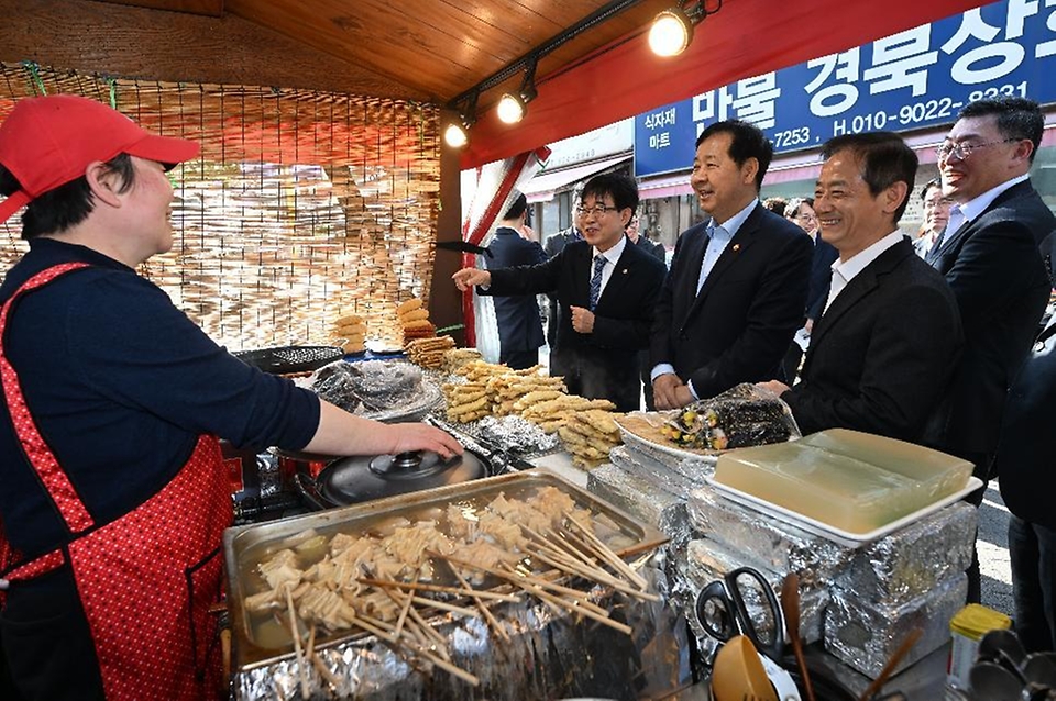 구윤철 부총리 겸 재정경제부 장관이 4월 24일 오후 중동전쟁으로 어려움을 겪고 있는 중소·소상공인 매출 촉진을 위한 동행축제(4.11.-5.10.) 홍보하고자 인천 부평 문화의 거리를 현장 방문, 판매점 사장님과 대화하며 상품설명과 함께 애로사항을 청취하고 있다.