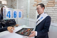이명구 관세청장이 4월 24일 안산 원곡동 다문화거리 현장을 직접 방문해 환전영업자 검사 과정에 참여하고, 환전업체를 방문, 주요 의무사항을 안내하고 있다.