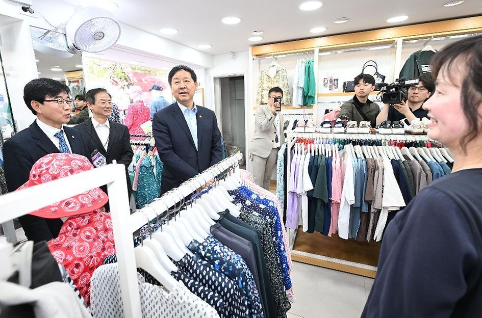 구윤철 부총리 겸 재정경제부 장관이 4월 24일 오후 중동전쟁으로 어려움을 겪고 있는 중소·소상공인 매출 촉진을 위한 동행축제(4.11.-5.10.) 홍보하고자 인천 부평 문화의 거리를 현장 방문, 판매점 사장님과 대화하며 상품설명과 함께 애로사항을 청취하고 있다.