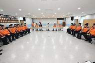 김승룡 소방청장이 4월 24일 경남 밀양소방서에서 구조·구급 대원들과 간담회를 진행하고 있다.