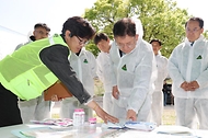 이승돈 농촌진흥청장이 4월 22일 경북 영주시 풍기읍 사과 과수원을 찾아 과수화상병 예방을 위한 개화기 약제 방제 상황을 살피고, 영주시농업기술센터의 과수화상병 예찰·방제 계획을 들은 후 현장 관계자들을 격려하고 있다.