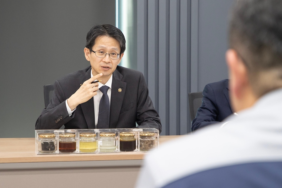 백승보 조달청장이 4월 23일 폐플라스틱을 재활용해 석유화학 원료를 생산하는 혁신기업 도시유전을 방문, 공공조달을 통한 판로 확대와 안정적인 원자재 확보 방안을 모색하고 있다.