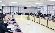 원민경 성평등가족부 장관이 4월 24일 정부서울청사에서 제28차 청소년정책위원회를 개최하고, 형사미성년자(촉법소년) 연령 기준 등 청소년정책 현안에 대해 논의하고 있다.