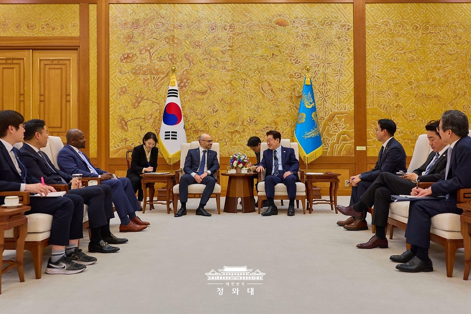 이재명 대통령이 4월 27일 청와대에서 데미스 허사비스 구글 딥마인드 최고경영자(CEO)를 접견하고 있다.