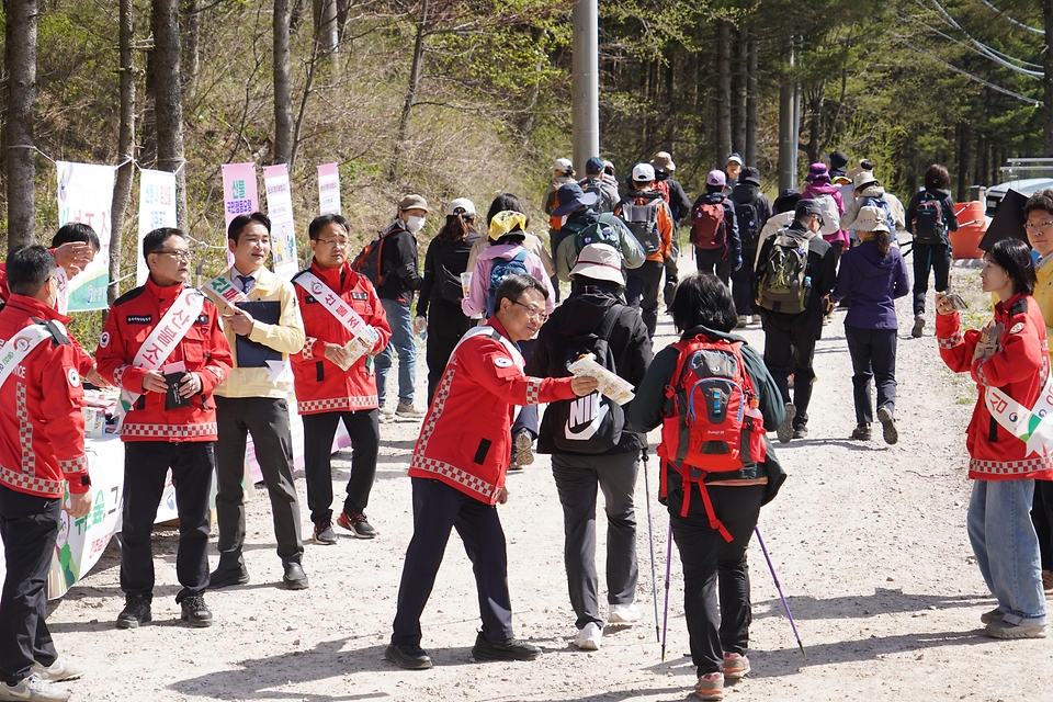 4월 25일 강원도 평창군 선자령 등산로 입구에서 박은식 산림청장과 김광용 행정안전부 재난안전관리본부장이 등산객을 대상으로 산불예방 캠페인을 하고 있다.