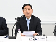 구윤철 부총리 겸 재정경제부 장관이 4월 27일 청주시 오송 바이오밸리 이니스트에스티에서 열린 '기업혁신 지원 현장방문 및 민관협의체 제2차 회의'에 참석, 간담회에서 인사말을 하고 있다.