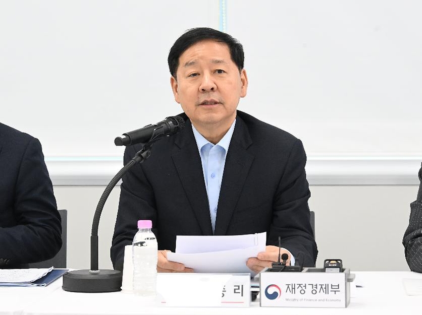 구윤철 부총리 겸 재정경제부 장관이 4월 27일 청주시 오송 바이오밸리 이니스트에스티에서 열린 '기업혁신 지원 현장방문 및 민관협의체 제2차 회의'에 참석, 간담회에서 인사말을 하고 있다.