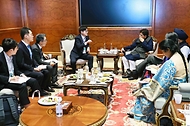 김정관 산업통상부 장관이 4월 20일(현지 시간) 인도 뉴델리 바라트 만다팜 컨벤션센터에서 '이재명 대통령 인도 국빈 순방' 계기에 피유시 고얄(Piyush Goyal) 인도 상공부 장관과 면담을 갖고, 한-인도 산업협력위원회 등 정상회담 후속조치를 논의하고 있다.