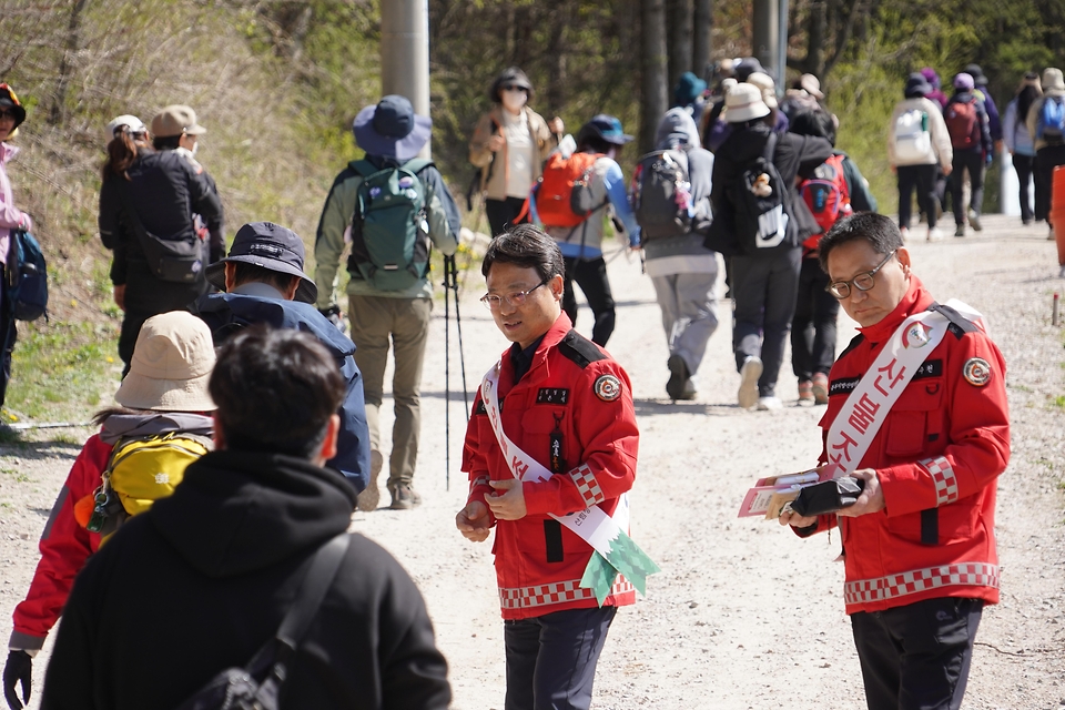 4월 25일 강원도 평창군 선자령 등산로 입구에서 박은식 산림청장과 김광용 행정안전부 재난안전관리본부장이 등산객을 대상으로 산불예방 캠페인을 하고 있다.