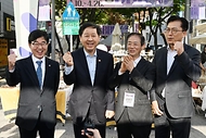 구윤철 부총리 겸 재정경제부 장관이 4월 24일 오후 중동전쟁으로 어려움을 겪고 있는 중소·소상공인 매출 촉진을 위한 동행축제(4.11.-5.10.) 홍보하고자 인천 부평 문화의 거리를 현장 방문, 참석자들과 함께 화이팅하며 응원메시지를 전달하고 있다.