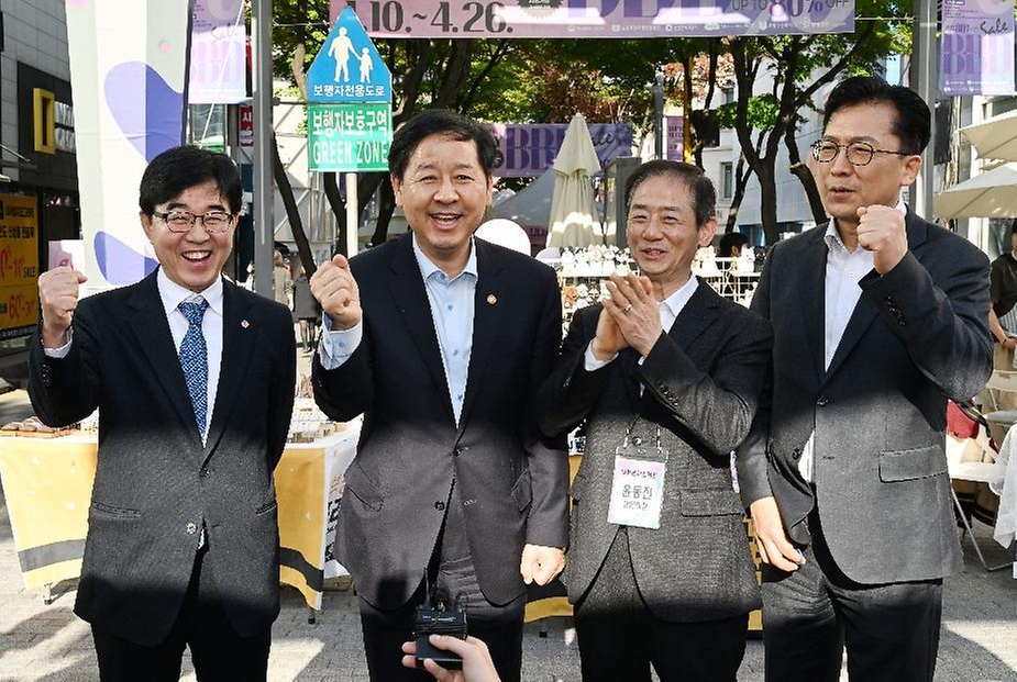 구윤철 부총리 겸 재정경제부 장관이 4월 24일 오후 중동전쟁으로 어려움을 겪고 있는 중소·소상공인 매출 촉진을 위한 동행축제(4.11.-5.10.) 홍보하고자 인천 부평 문화의 거리를 현장 방문, 참석자들과 함께 화이팅하며 응원메시지를 전달하고 있다.