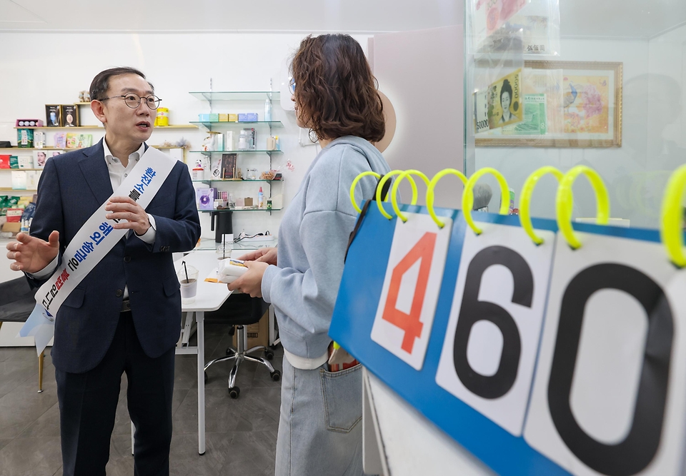 이명구 관세청장이 4월 24일 안산 원곡동 다문화거리 현장을 직접 방문해 환전영업자 검사 과정에 참여하고, 환전업체를 방문, 주요 의무사항을 안내하고 있다.