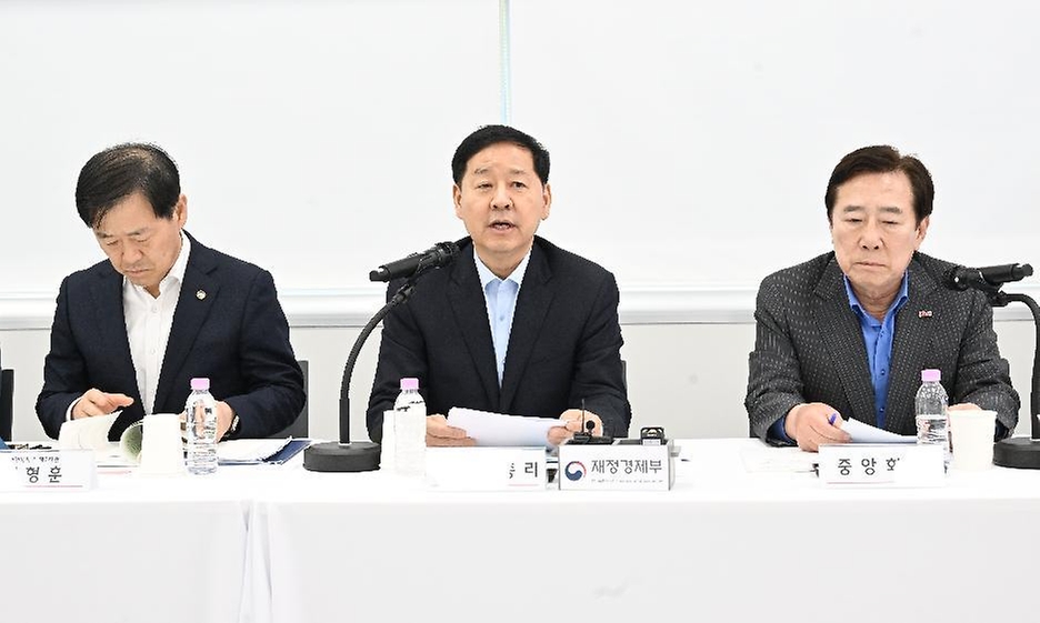 구윤철 부총리 겸 재정경제부 장관이 4월 27일 청주시 오송 바이오밸리 이니스트에스티에서 열린 '기업혁신 지원 현장방문 및 민관협의체 제2차 회의'에 참석, 간담회에서 인사말을 하고 있다.