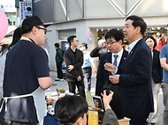 구윤철 부총리 겸 재정경제부 장관이 4월 24일 오후 중동전쟁으로 어려움을 겪고 있는 중소·소상공인 매출 촉진을 위한 동행축제(4.11.-5.10.) 홍보하고자 인천 부평 문화의 거리를 현장 방문, 판매점 사장님과 대화하며 상품설명과 함께 애로사항을 청취하고 있다.