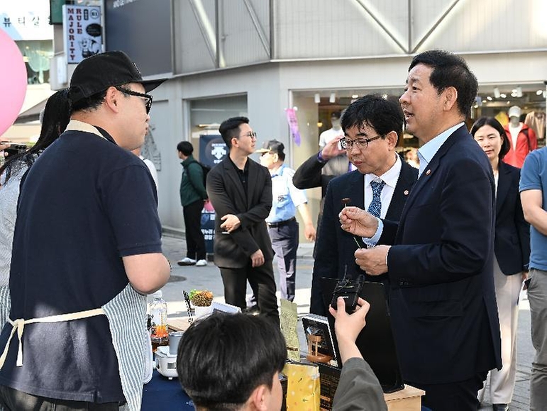 구윤철 부총리 겸 재정경제부 장관이 4월 24일 오후 중동전쟁으로 어려움을 겪고 있는 중소·소상공인 매출 촉진을 위한 동행축제(4.11.-5.10.) 홍보하고자 인천 부평 문화의 거리를 현장 방문, 판매점 사장님과 대화하며 상품설명과 함께 애로사항을 청취하고 있다.