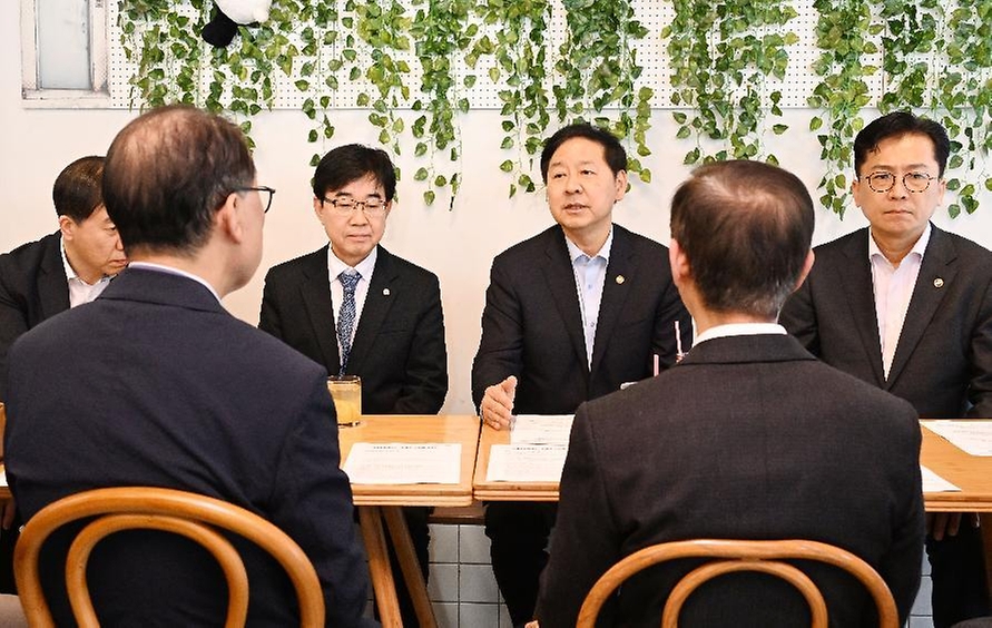 구윤철 부총리 겸 재정경제부 장관이 4월 24일 오후 중동전쟁으로 어려움을 겪고 있는 중소·소상공인 매출 촉진을 위한 동행축제(4.11.-5.10.) 홍보하고자 인천 부평 문화의 거리를 현장 방문, 판매점 사장님과 대화하며 상품설명과 함께 애로사항을 청취하고 있다.