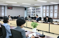 원민경 성평등가족부 장관이 4월 24일 정부서울청사에서 제28차 청소년정책위원회를 개최하고, 형사미성년자(촉법소년) 연령 기준 등 청소년정책 현안에 대해 논의하고 있다.