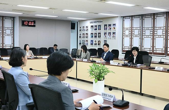 원민경 성평등가족부 장관이 4월 24일 정부서울청사에서 제28차 청소년정책위원회를 개최하고, 형사미성년자(촉법소년) 연령 기준 등 청소년정책 현안에 대해 논의하고 있다.