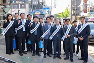 이명구 관세청장이 4월 24일 안산 원곡동 다문화거리 현장을 직접 방문해 환전영업자 검사 과정에 참여하고, 환전업체를 방문, 주요 의무사항을 안내하고 있다.