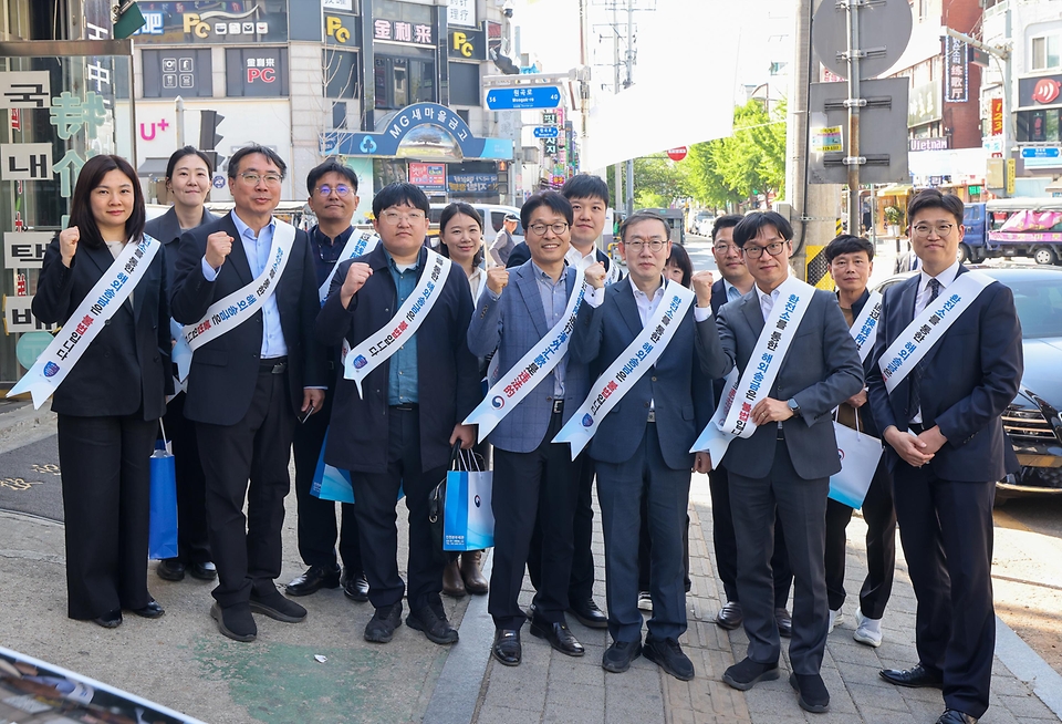 이명구 관세청장이 4월 24일 안산 원곡동 다문화거리 현장을 직접 방문해 환전영업자 검사 과정에 참여하고, 환전업체를 방문, 주요 의무사항을 안내하고 있다.