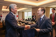 이명구 관세청장이 4월 23일 서울에서 테라오카 미쓰히로(寺岡 光博) 일본 재무성 관세국장과 '제34차 한-일 관세청장 회의'를 개최하고 있다.