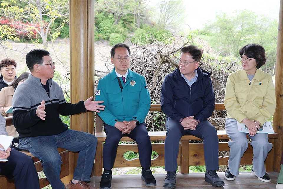 이승돈 농촌진흥청장이 4월 22일 경북 영주시 풍기읍 사과 과수원을 찾아 과수화상병 예방을 위한 개화기 약제 방제 상황을 살피고, 영주시농업기술센터의 과수화상병 예찰·방제 계획을 들은 후 현장 관계자들을 격려하고 있다.