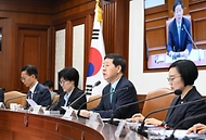구윤철 부총리 겸 재정경제부 장관이 4월 24일 서울 종로구 정부서울청사에서 열린 '비상경제본부회의 겸 국가창업시대 전략회의'를 주재, 모두발언을 하고 있다.