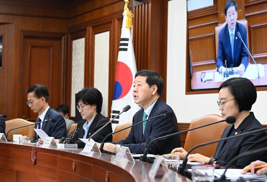 구윤철 부총리 겸 재정경제부 장관이 4월 24일 서울 종로구 정부서울청사에서 열린 '비상경제본부회의 겸 국가창업시대 전략회의'를 주재, 모두발언을 하고 있다.