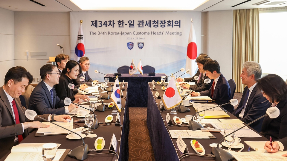 이명구 관세청장이 4월 23일 서울에서 테라오카 미쓰히로(寺岡 光博) 일본 재무성 관세국장과 '제34차 한-일 관세청장 회의'를 개최하고 있다.