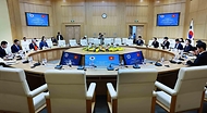 김정관 산업통상부 장관이 4월 22일(현지 시간) 베트남 산업무역부 회의실에서 '이재명 대통령 베트남 국빈 방문' 계기에 레 마잉 홍(Le Manh Hung) 베트남 산업무역부 장관과 면담을 갖고, 원유·공급망 및 원전협력 등 양국 간 교역·투자 확대 방안 등을 논의하고 있다.