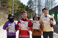 4월 25일 강원도 평창군 선자령 등산로 입구에서 박은식 산림청장과 김광용 행정안전부 재난안전관리본부장이 등산객을 대상으로 산불예방 캠페인을 하고 있다.