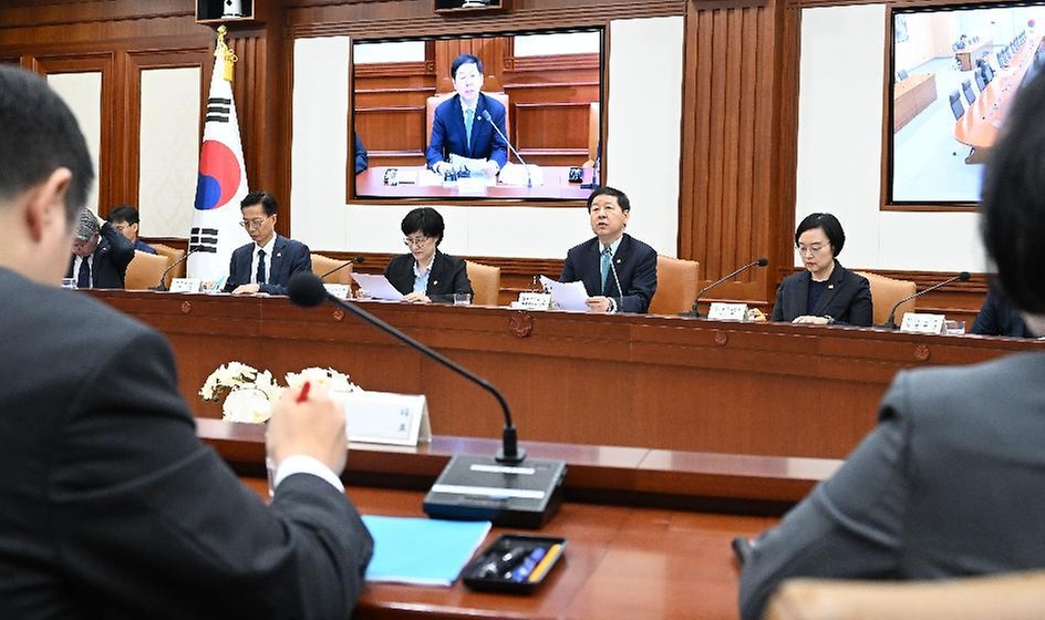 구윤철 부총리 겸 재정경제부 장관이 4월 24일 서울 종로구 정부서울청사에서 열린 '비상경제본부회의 겸 국가창업시대 전략회의'를 주재, 모두발언을 하고 있다.