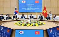 김정관 산업통상부 장관이 4월 22일(현지 시간) 베트남 산업무역부 회의실에서 '이재명 대통령 베트남 국빈 방문' 계기에 레 마잉 홍(Le Manh Hung) 베트남 산업무역부 장관과 면담을 갖고, 원유·공급망 및 원전협력 등 양국 간 교역·투자 확대 방안 등을 논의하고 있다.