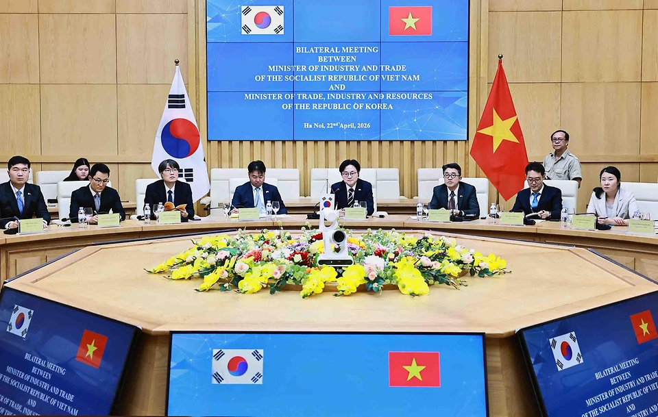 김정관 산업통상부 장관이 4월 22일(현지 시간) 베트남 산업무역부 회의실에서 '이재명 대통령 베트남 국빈 방문' 계기에 레 마잉 홍(Le Manh Hung) 베트남 산업무역부 장관과 면담을 갖고, 원유·공급망 및 원전협력 등 양국 간 교역·투자 확대 방안 등을 논의하고 있다.