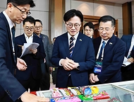 김정관 산업통상부 장관은 4월 21일(현지 시간) 인도 뉴델리 오베로이호텔에서 '이재명 대통령 인도 국빈 순방' 계기에 열린 '한-인도 비즈니스 파트너십' 행사장을 방문해, 1:1 비즈니스 상담회장과 K-이노베이션 쇼케이스장을 둘러보고 있다.