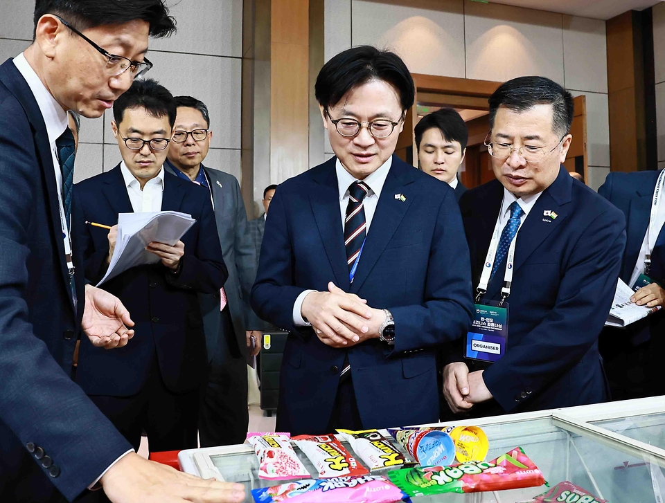 김정관 산업통상부 장관은 4월 21일(현지 시간) 인도 뉴델리 오베로이호텔에서 '이재명 대통령 인도 국빈 순방' 계기에 열린 '한-인도 비즈니스 파트너십' 행사장을 방문해, 1:1 비즈니스 상담회장과 K-이노베이션 쇼케이스장을 둘러보고 있다.